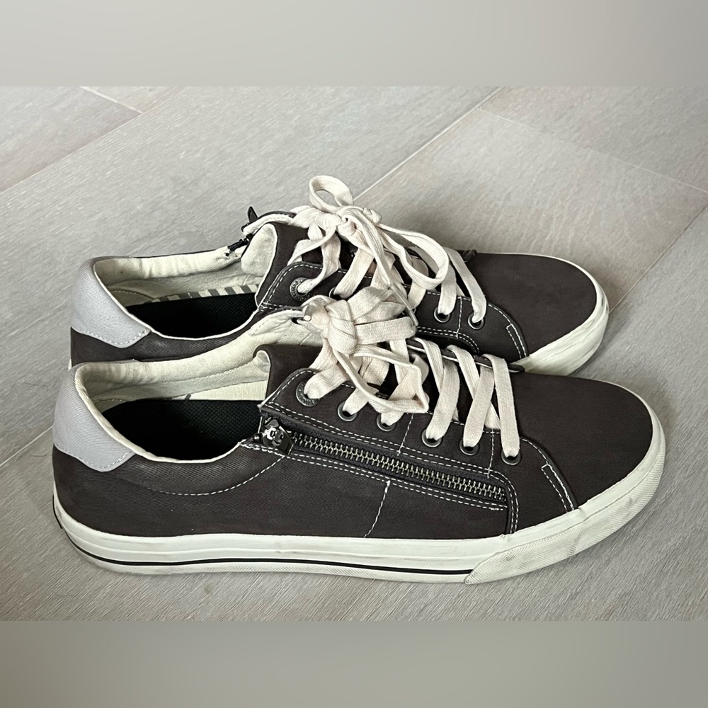 Taos Footwear dark gray and white Sneaker